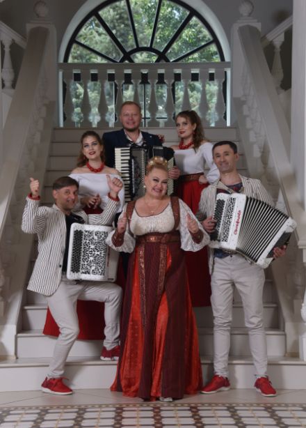 Концерт ансамбля Коробейники, солистка - заслуженная артистка России Юлия Учватова